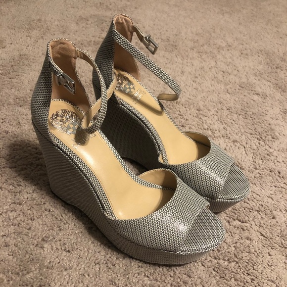 Adorable Gray Pattern Vince Camuto Wedges Size 9 - Picture 1 of 7